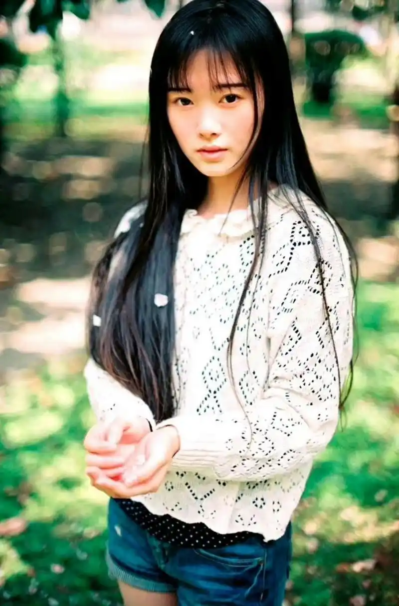 鞠婧祎出道前学生时代的照片,那个时候她应该是很多男孩子喜欢的类型