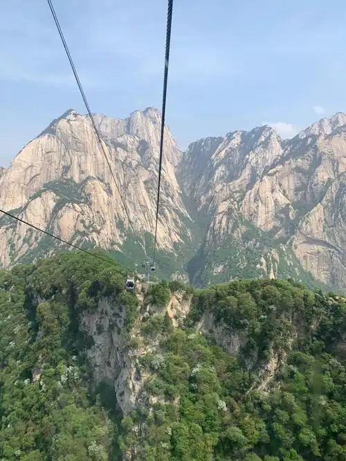 坐西峰索道上去,到南峰一游,直下北峰,从北峰坐索道下来,大约3小时