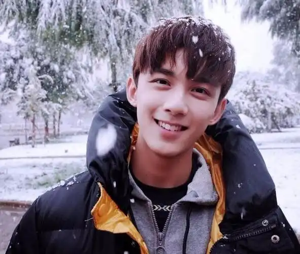 99年的王咨越99年的吴磊99年的张逸杰都输给了高冷男神