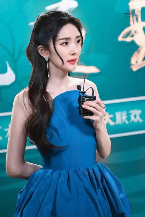 杨幂梳公主头穿宝石蓝小裙子,幂姐状态好甜好美_玫瑰_爱慕_工作