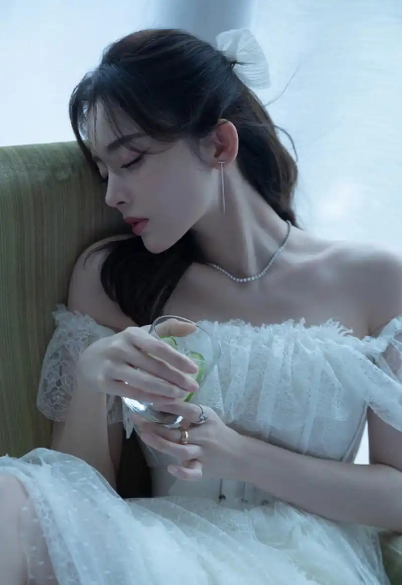 古力娜扎的温柔婚纱照