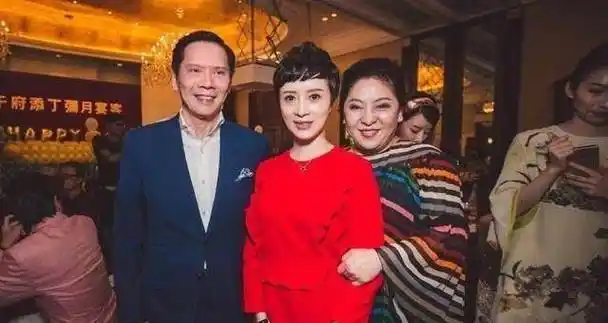 原创42岁的金巧巧脸僵成这样,全程拍照一个表情惊呆网友!