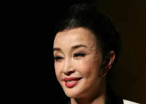 62岁刘晓庆宛如少女?看完卸妆后,谁还敢这么说?
