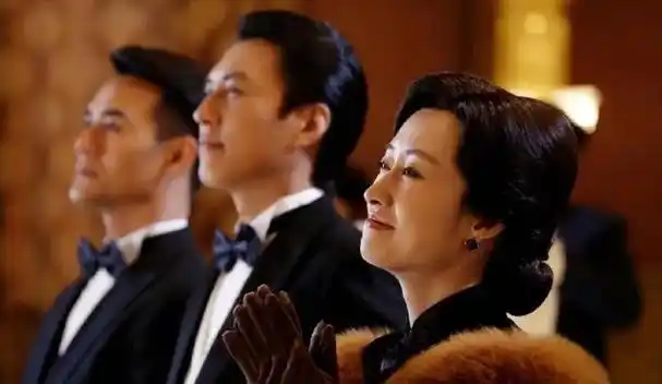 离婚9年了,刘敏涛和富豪前夫的生活状况,有何不同?