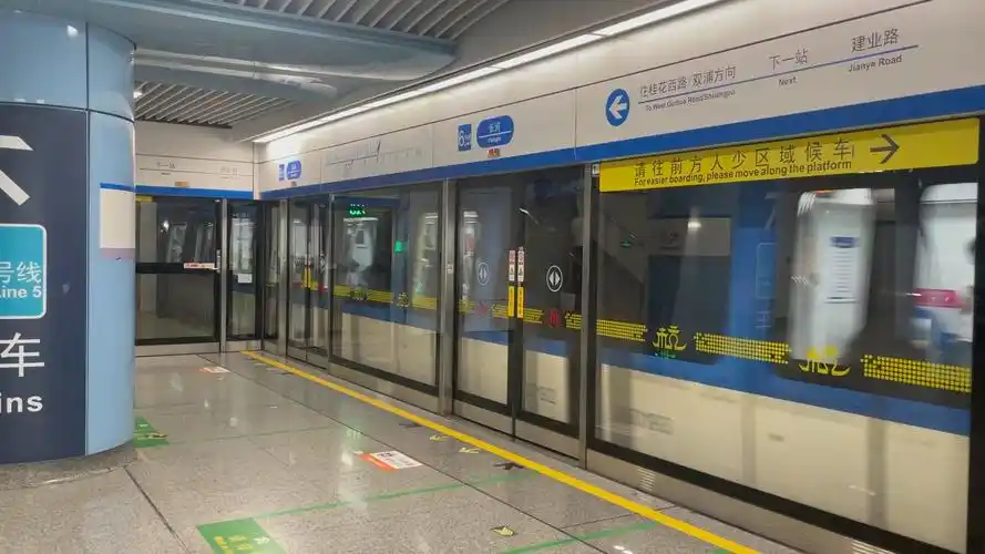 杭州地铁6号线06019号车出长河站