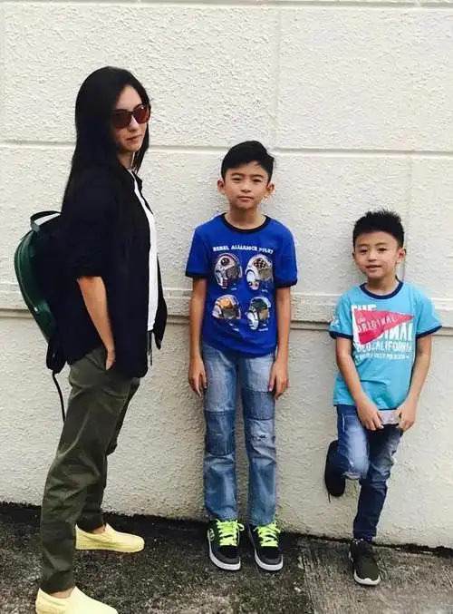 张柏芝为三胎庆生,穿着粉嫩似少女,小王子继承混血基因满头黄发