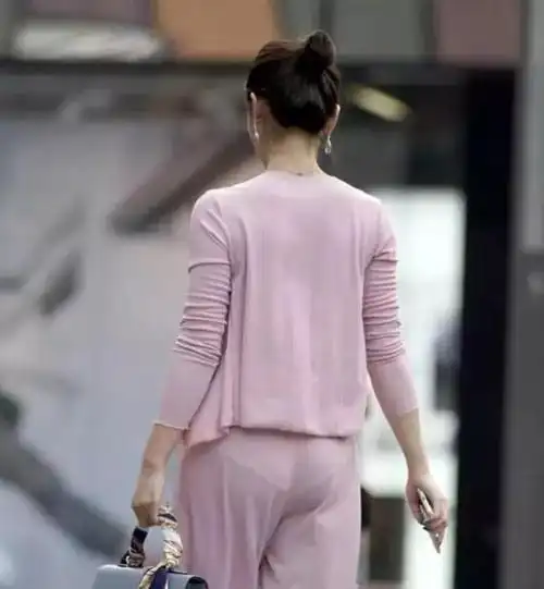 这三角裤裤痕迹也太明显了吧?好尴尬呀