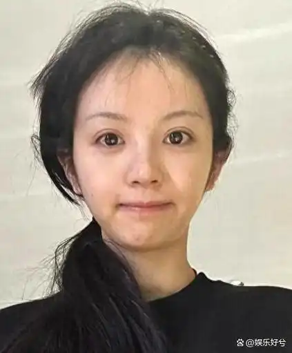 田曦薇素颜拍照,这皮肤状态算是娱乐圈很好的女明星了