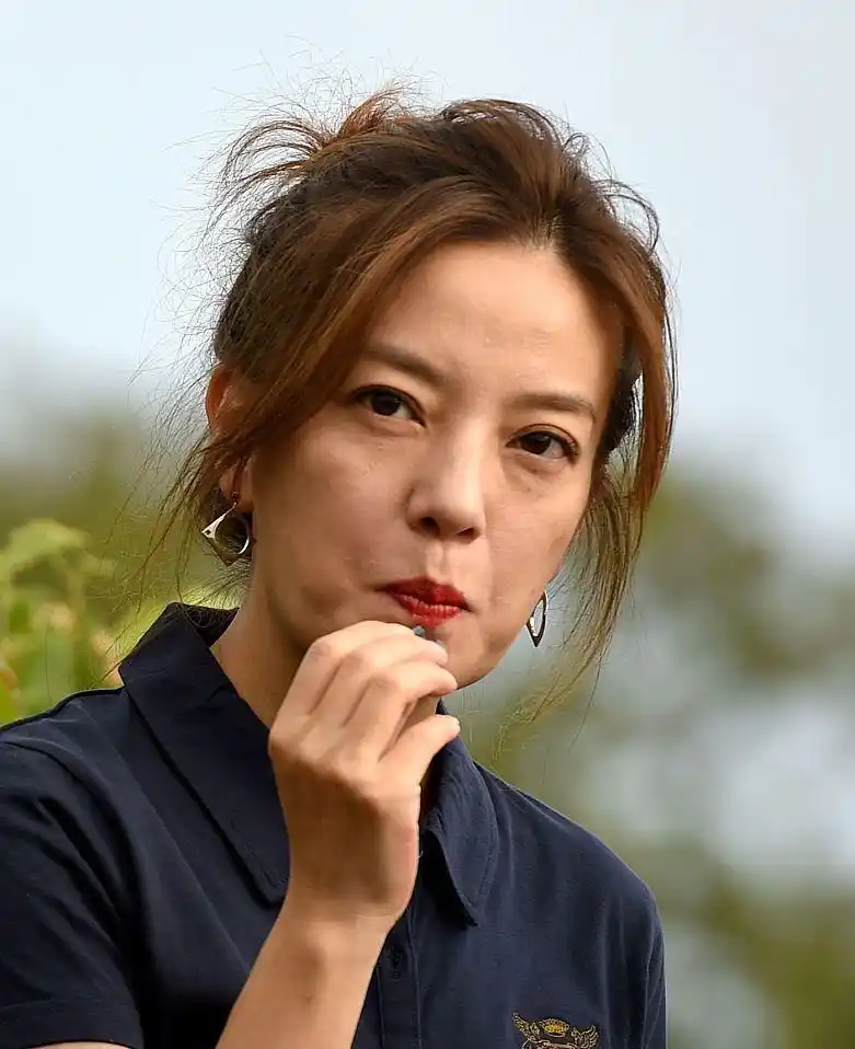 赵薇现身自家奢华葡萄庄园,素颜采摘超自信,开怀大笑不惧皱纹