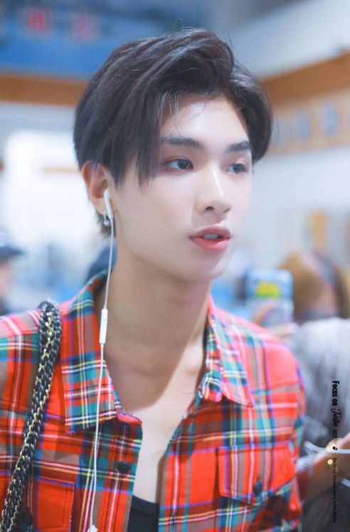 justin黄明昊:红色系的小王子嘟嘴卖萌超可爱,你有被撩到吗?