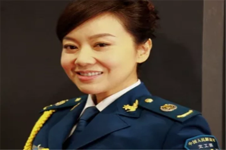 闫妮是一个老戏骨了,他是文艺兵出道的明星,在出道之后一直有着正能量