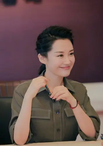 许晴真是逆生长,穿运动装配丸子头清爽减龄,50岁活成小姑娘模样_发型