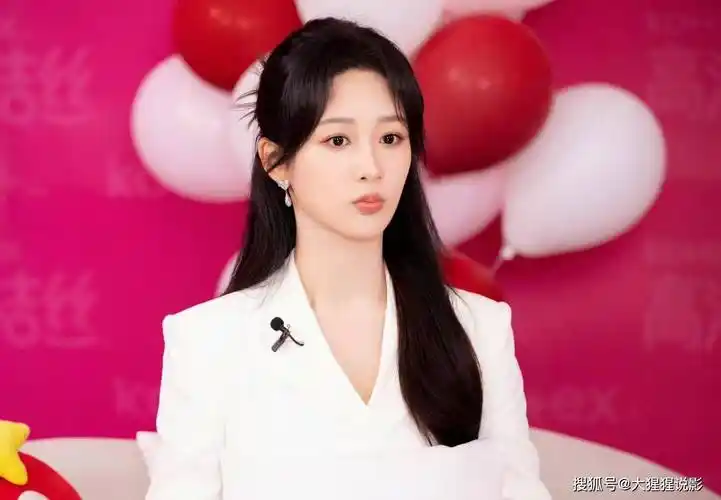 杨紫:换发型了!换到这种造型,完全就是甜美少女范儿啊_头发_气质_风格