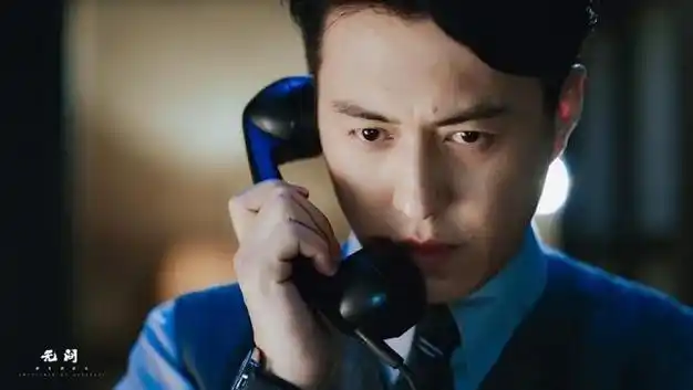 靳东又要迷倒大龄女性了!新剧穿西装重回《伪装者》,大哥更帅了