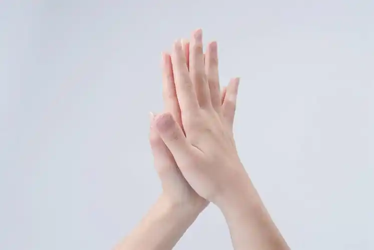 骄傲,成功,胜利,亚洲,击掌,阴影,灰色背景,反射,影子,黄种人,手势,手