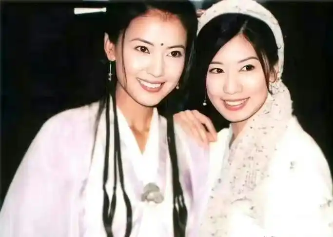 娱乐圈天花板姐妹!贾静雯高圆圆每年都会见几次,错爱后婚姻圆满