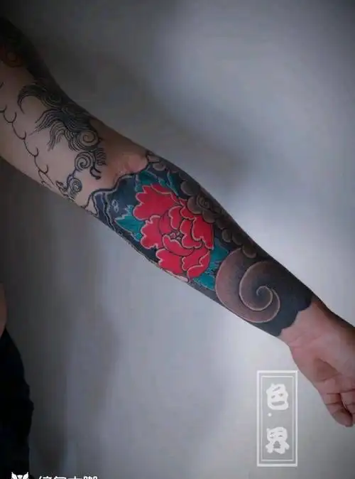 老传统花臂遮盖纹身图片_手臂老传统纹身图案
