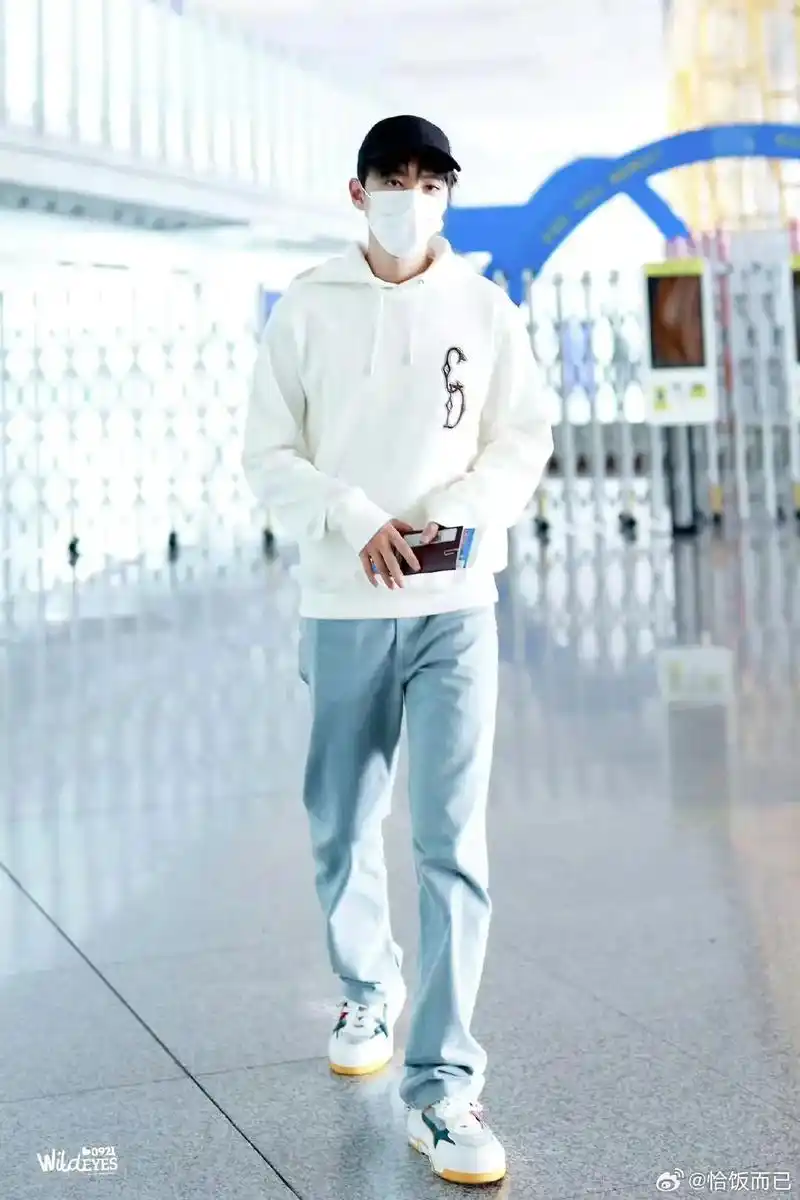 王俊凯出发巴黎时装周 #王俊凯机场生图  白色卫衣77牛仔裤 - 抖音