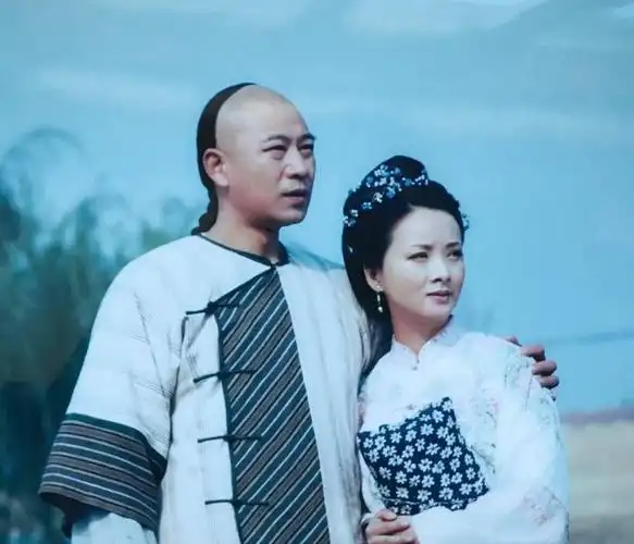 回顾师小红为照顾聋哑岳父岳母息影为爱丁克又因爱50岁得子