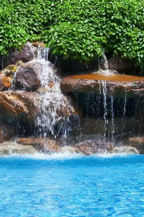 蓝色的水,游泳池,绿叶,瀑布,石头 4k