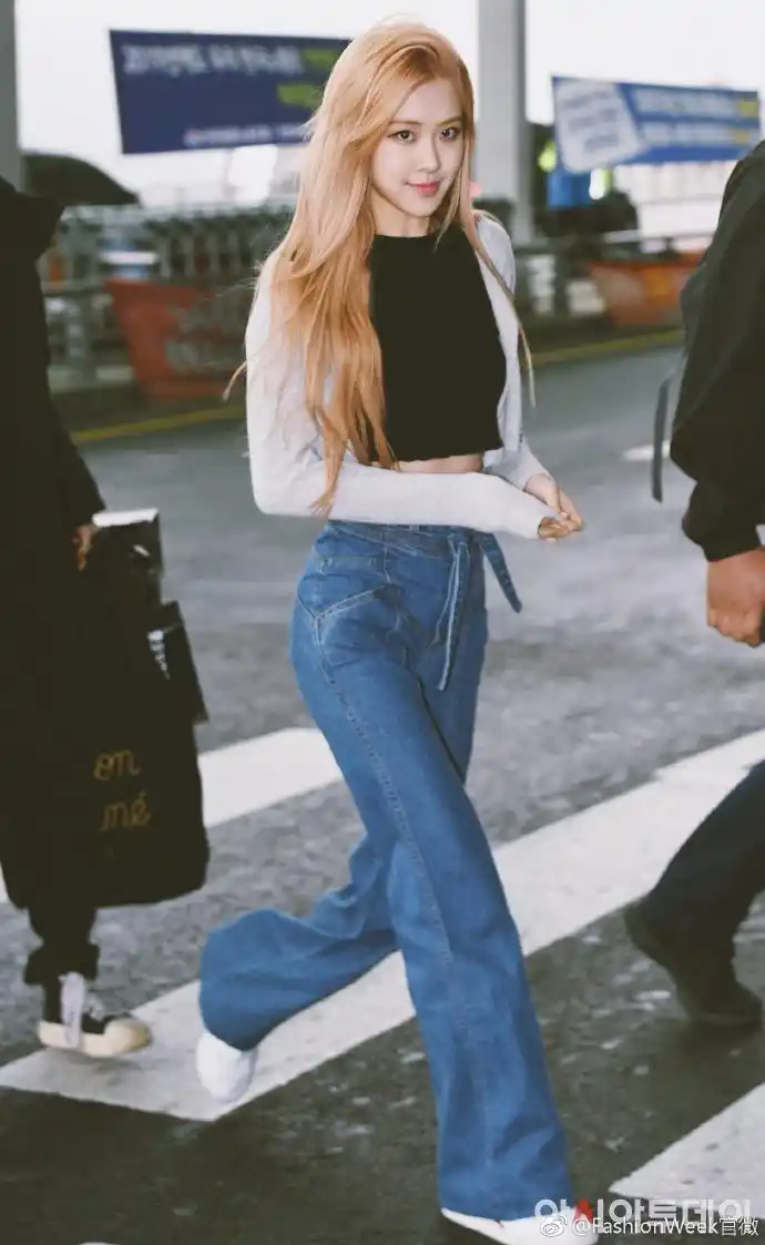 朴彩英#blackpink成员rose朴彩英最新机场街拍,腰腹线条太好看了