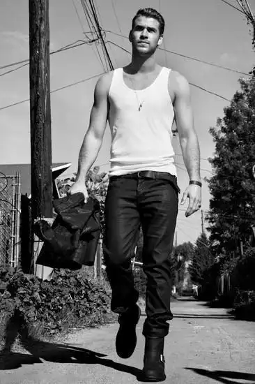 肌肉男:利亚姆·海姆斯沃斯黑白街拍-小虾米