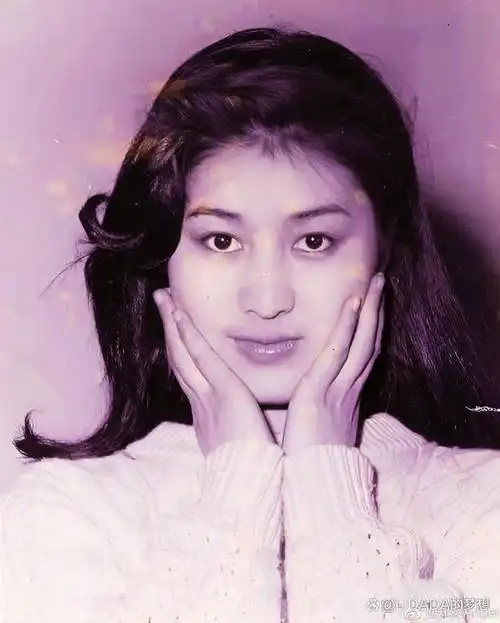 女星郑爽不幸家庭遭遇父兄相继离世母亲患脑梗爱情承受重压