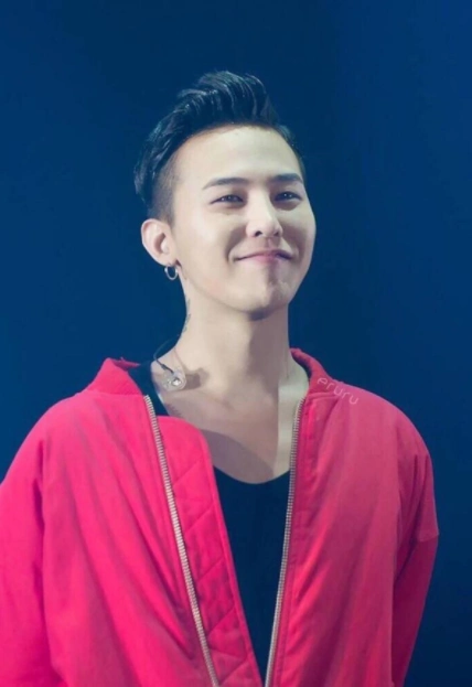 韩国明星权志龙光头照被曝,网友:长得帅什么发型都能hold住