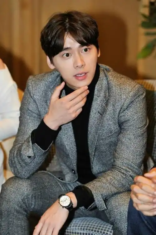 李易峰的西装造型气质十足尽显迷人贵族公子的风范