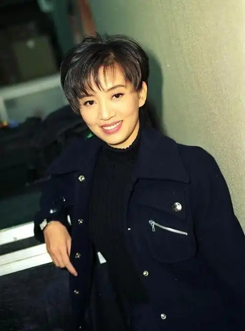 复古的时尚仍有魅力梅艳芳就算穿着浮夸的衣服也很有前卫感