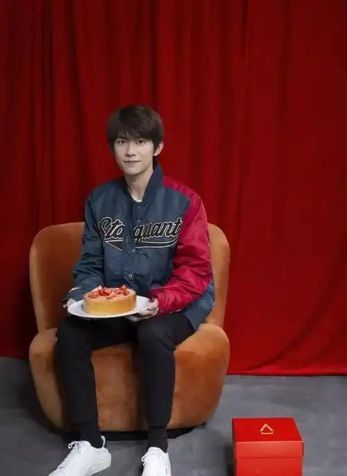 易烊千玺工作室新年首晒照,大佬手捧蛋糕出镜,蛋糕名字很洋气