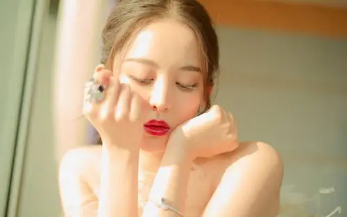 古力娜扎红唇性感高清桌面壁纸