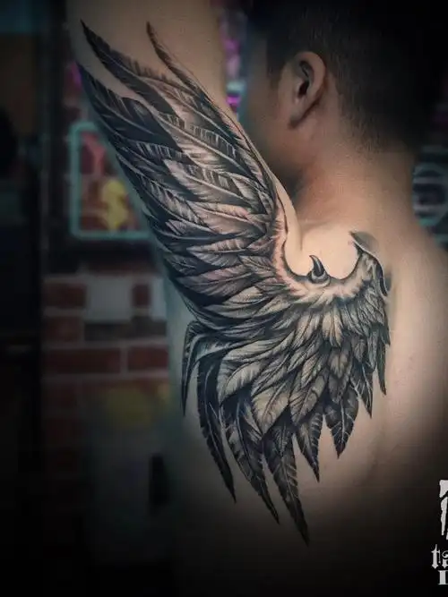 作品简介:承载者要厚重的羽毛般的感觉的翅膀,最终敲定了这一款.