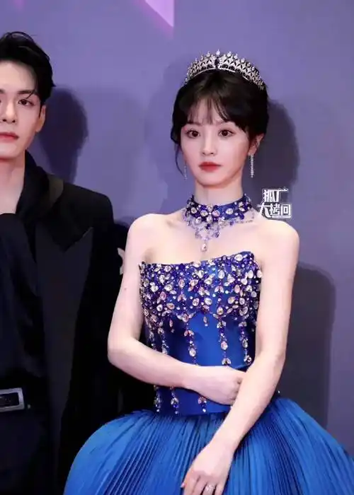 25新鲜事:杨紫,王一博,任嘉伦,成毅,王鹤棣,白敬亭_西装_造型_杨幂