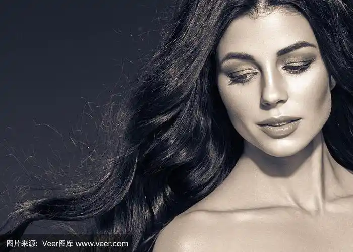 美丽的黑发发型时尚肖像与美丽的长黑发在黑色的背景黑色和白色.