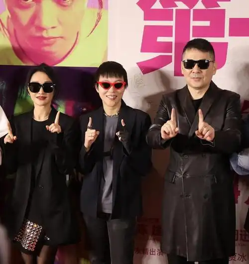 周迅真的好年轻啊穿黑色服装看着和窦靖童差不了多少太嫩了