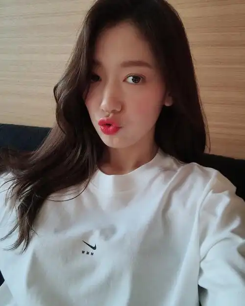 "嘟嘴显得更加可爱啦"朴信惠可爱的自拍公开
