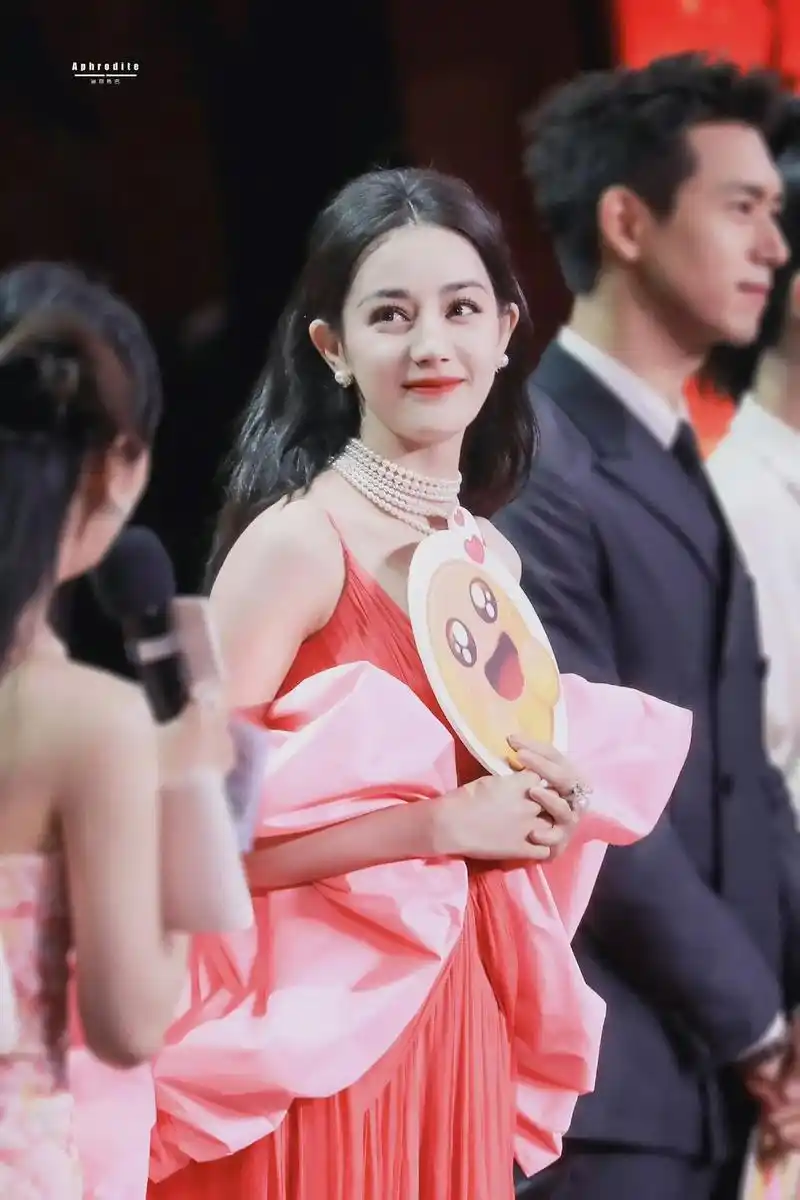 迪丽热巴红裙造型图 - 90媛大寶90 - 抖音