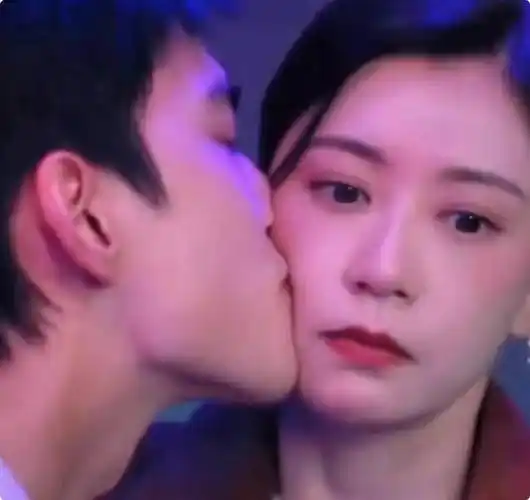 49岁贾静雯和小24岁鲜肉演姐弟恋,吻戏引热议:演母子都不为过_观众