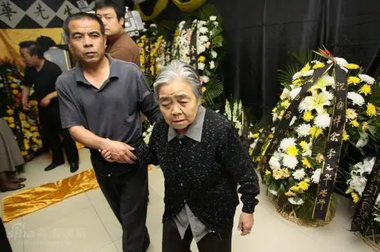 图文李文华家中设灵堂小儿子搀扶着妈妈