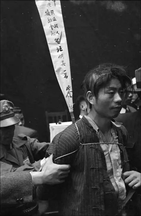 1949年国民党枪毙死刑犯的真实场景,看看什么叫视死如归!