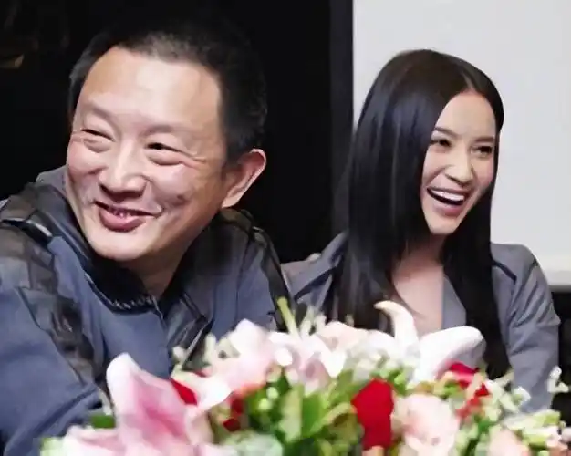 小宋佳:因事业放弃陈龙,因婚姻放弃张黎,现在与黄少峰长相厮守_表演