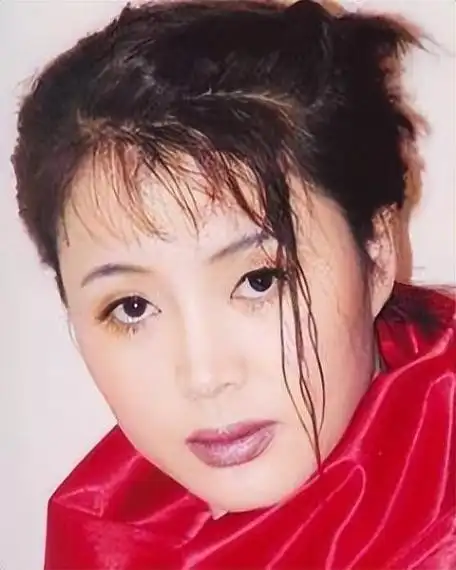 也是在这个时候,第三者找上了门,她表示秦峰和她早就发生了关系.