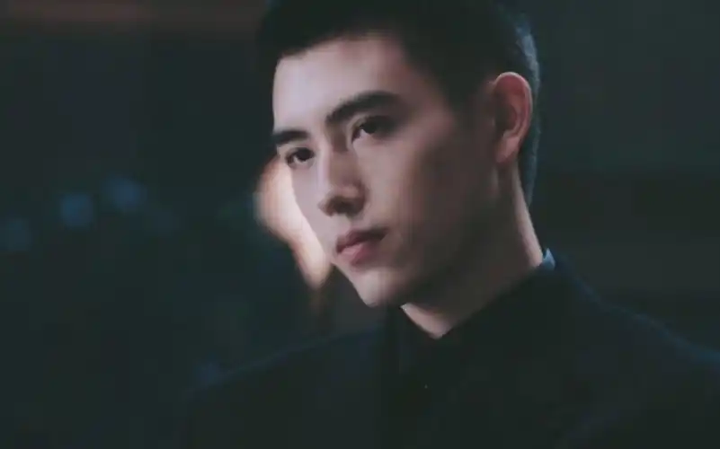 陈飞宇李峋抽烟未播片段:李峋果然要抽烟才对味.