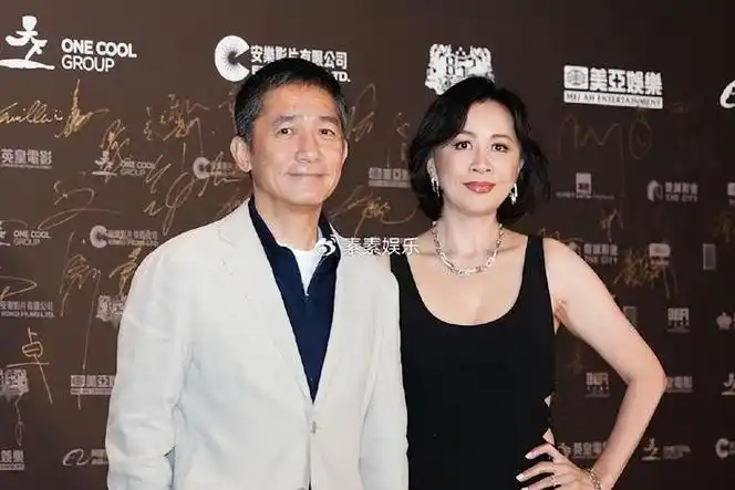 61岁梁朝伟在德国和路人合影满头白发的他这一次笑得很开心