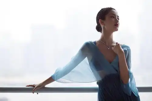 331杨采钰时尚芭莎年度派对一袭dior2021春夏薄纱长裙若有似无地展现