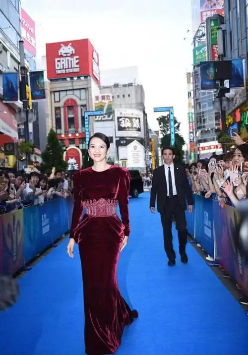 章子怡机场造型越来越随意,一身黑白灰穿搭,用绿色墨镜来提亮