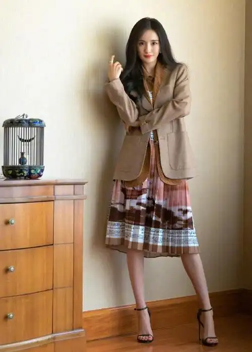 杨幂西装搭配百褶裙,金丝眼镜展现高级时尚美,枫糖口红惹人注目