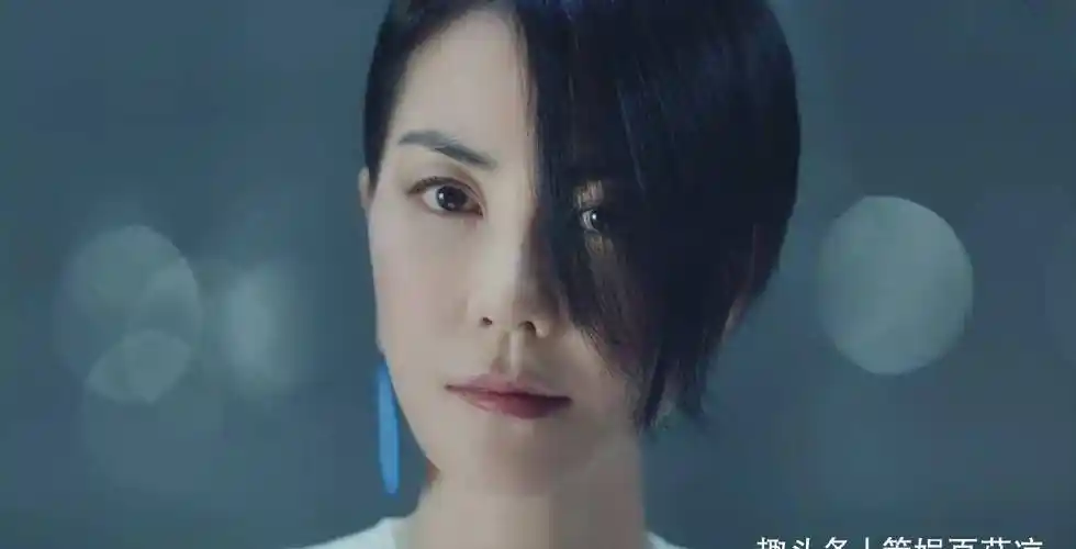 王菲出镜大佬抢镜,50岁唱功依旧"超神",女儿受传唱法酷似母亲_窦靖童