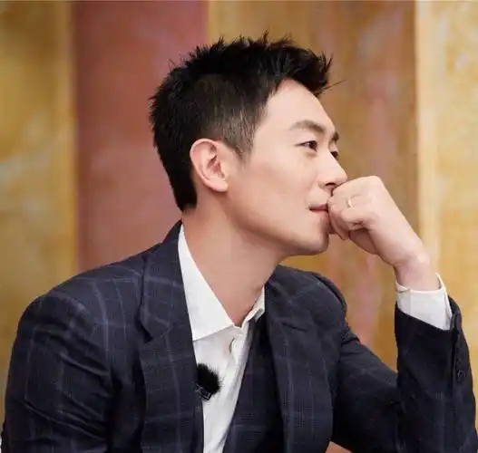 37岁朱亚文携娇妻现身机场,紧牵手大秀恩爱,年轻似大学热恋情侣